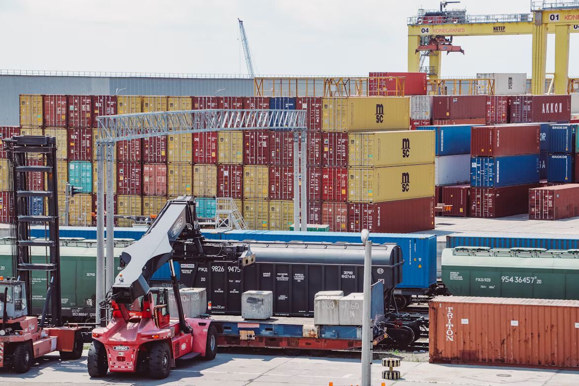 Container yard with mixed cargo